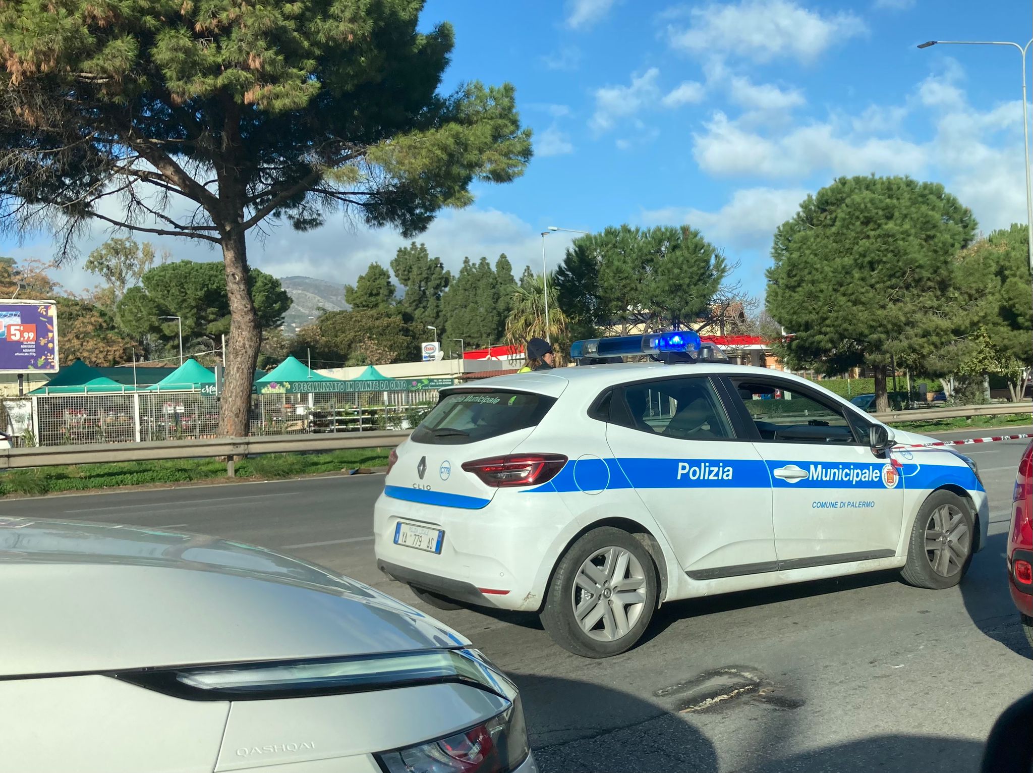 Palermo, con la Smart contro un pilone: muore a 22 anni, grave l’amico Palermo, con la Smart contro un pilone: muore a 22 anni, grave l’amico