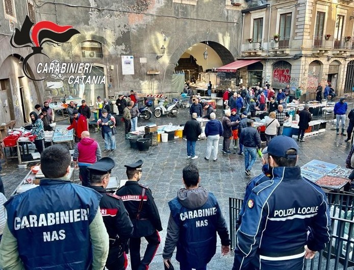Controlli nella ‘Pescheria’ di Catania: multe e sequestri Controlli nella ‘Pescheria’ di Catania: multe e sequestri