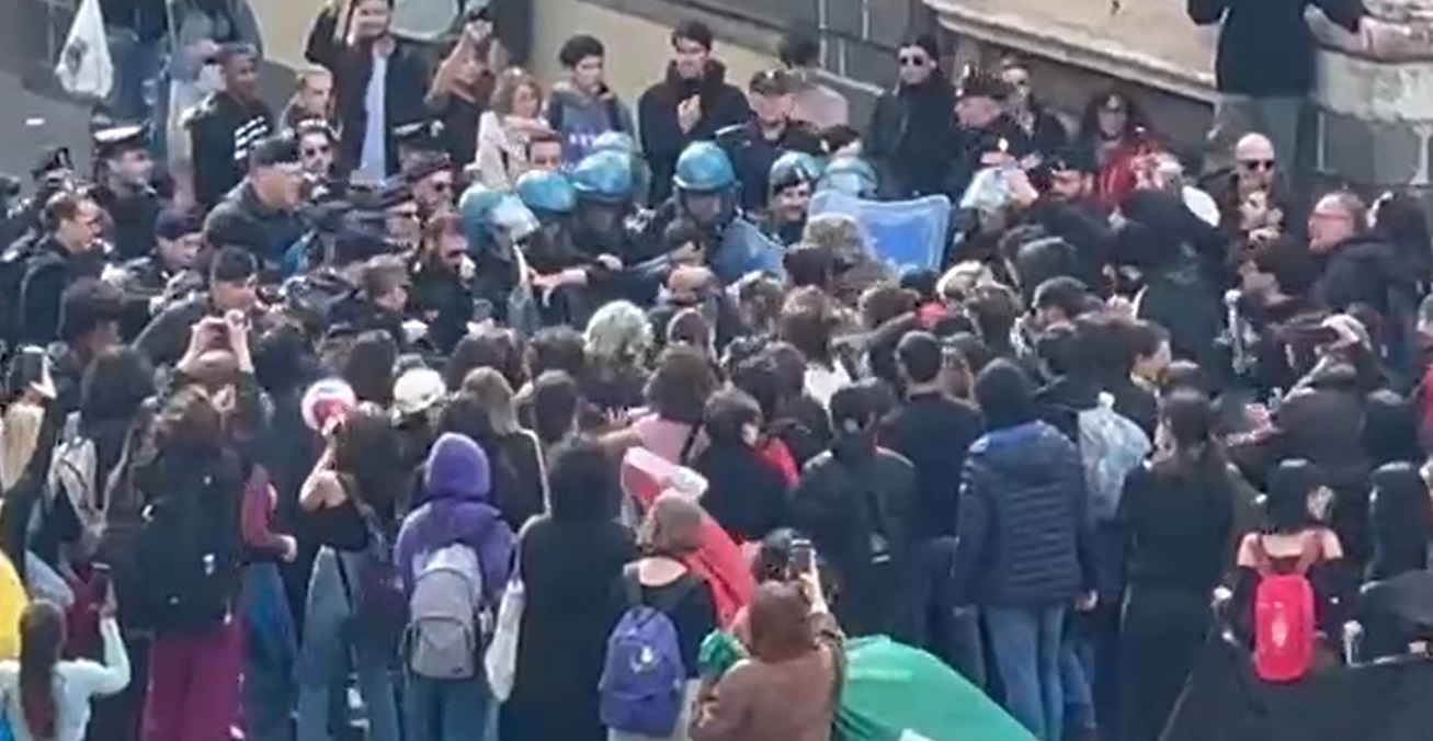 Scontri in piazza Università: corteo respinto dalla polizia VIDEO