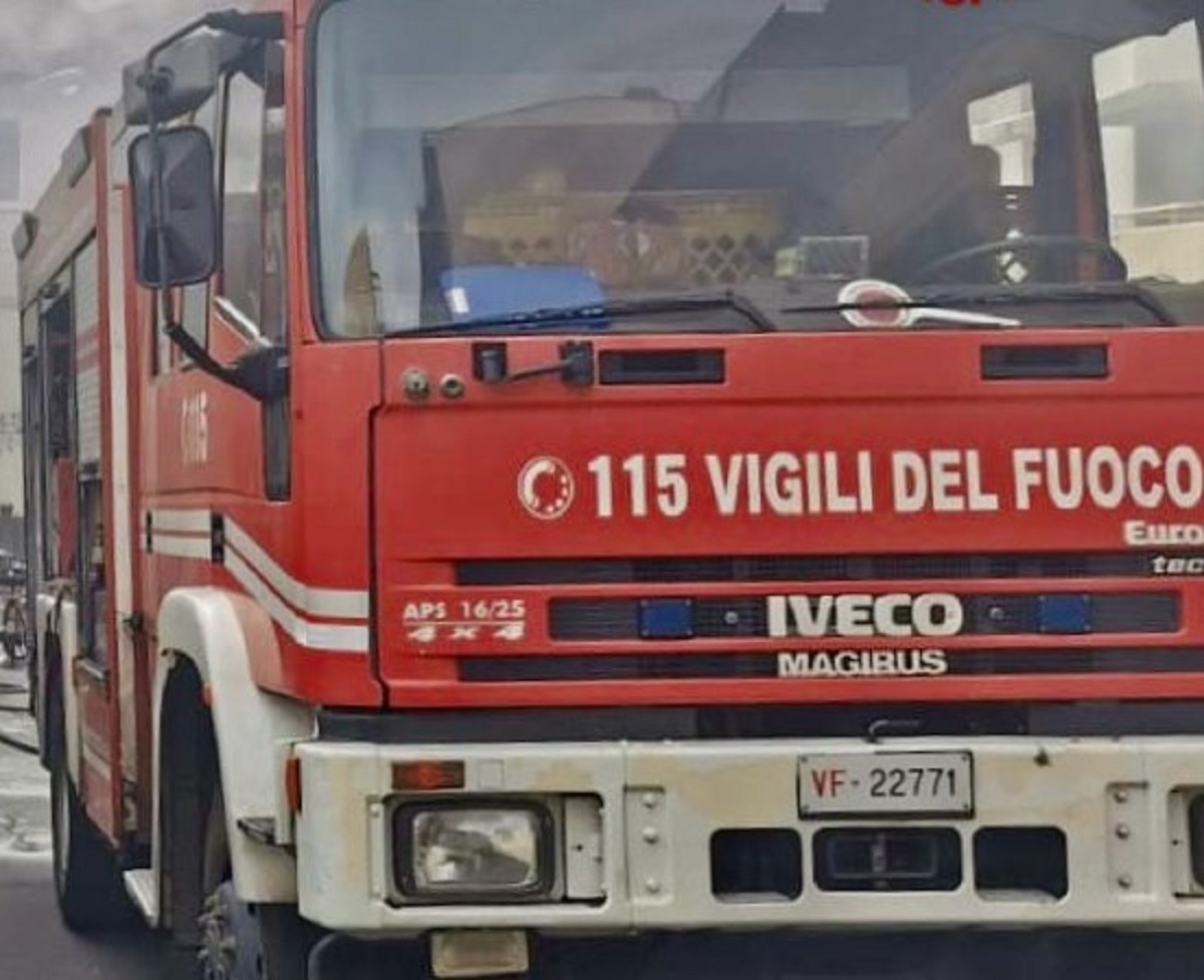 Dalla passerella al bosco: due incendi nella notte a Palermo