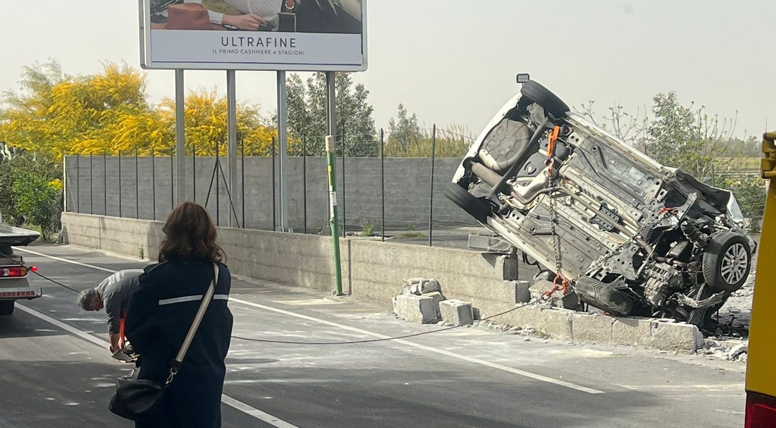 Catania, scontro tra due auto in via Kennedy: tre i feriti