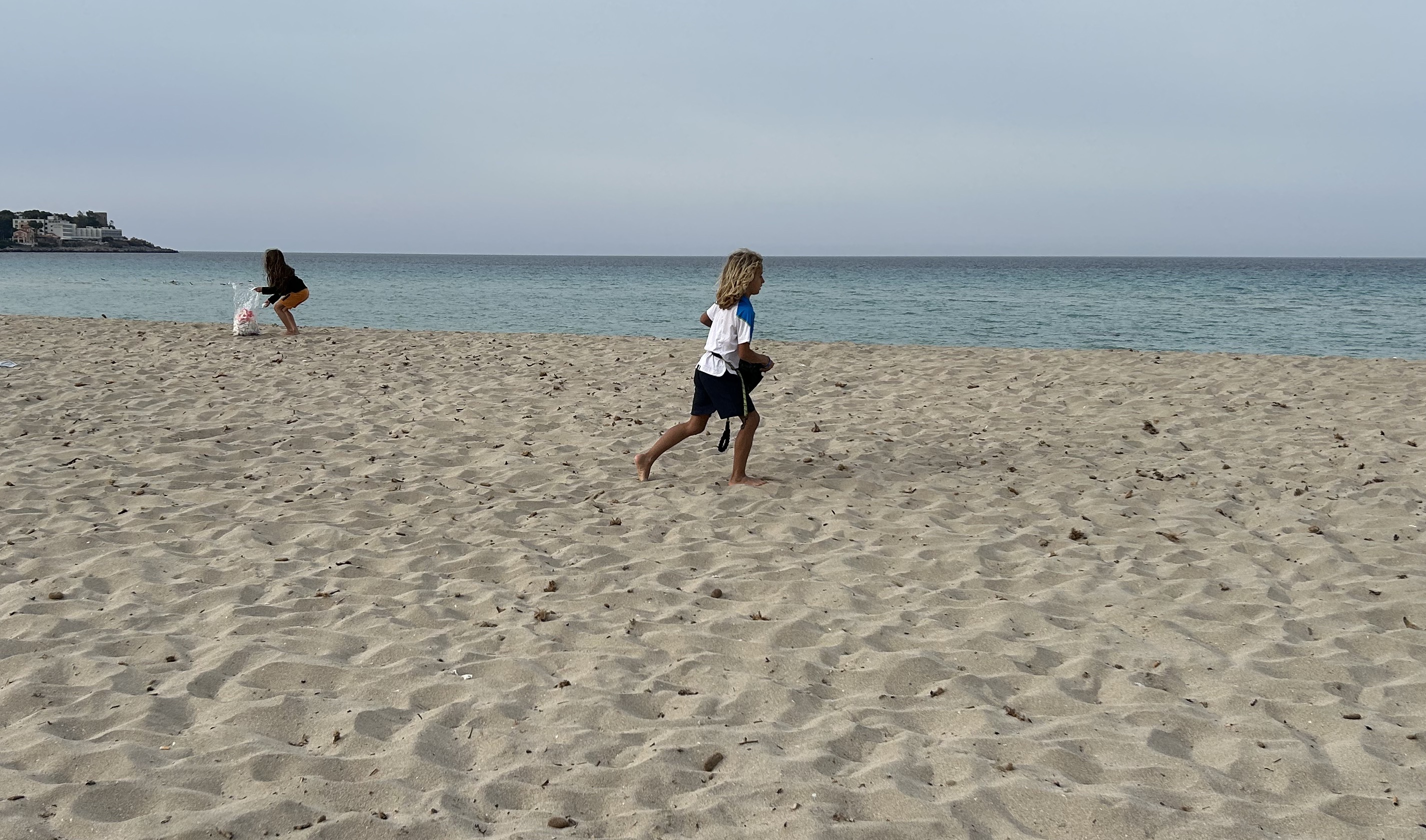 Bimbi ripuliscono spiaggia di Mondello