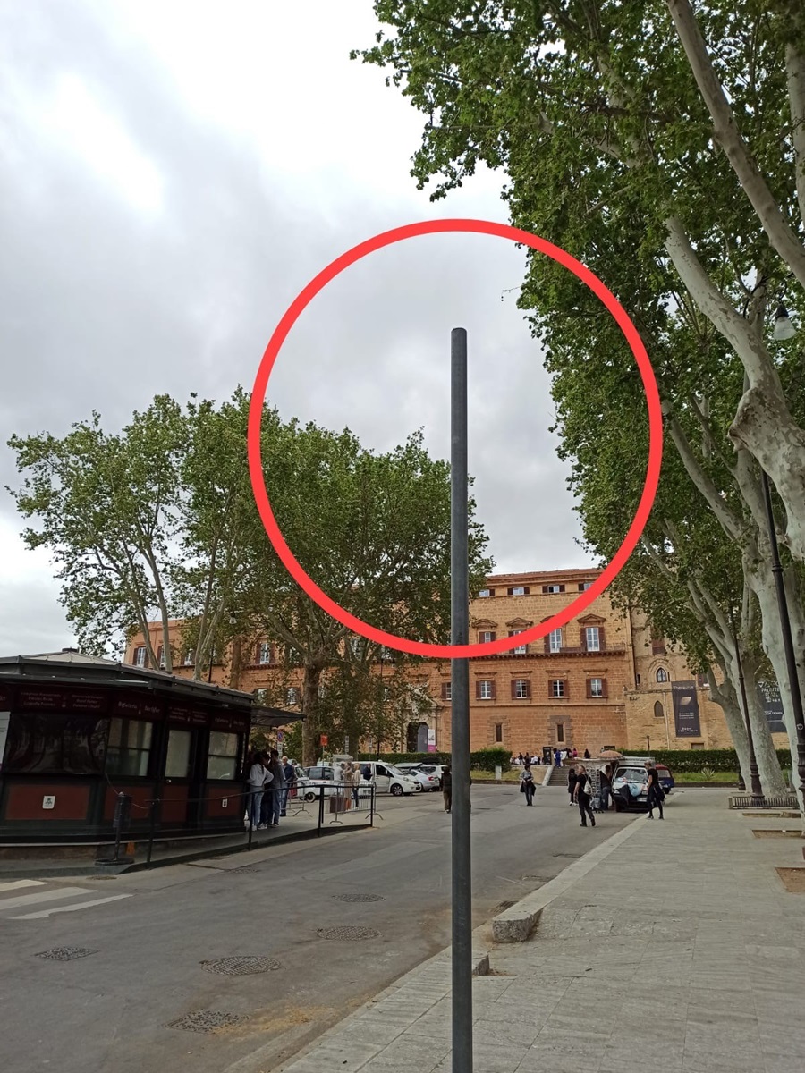 Palermo, manca il cartello e piazza del Parlamento diventa parcheggio