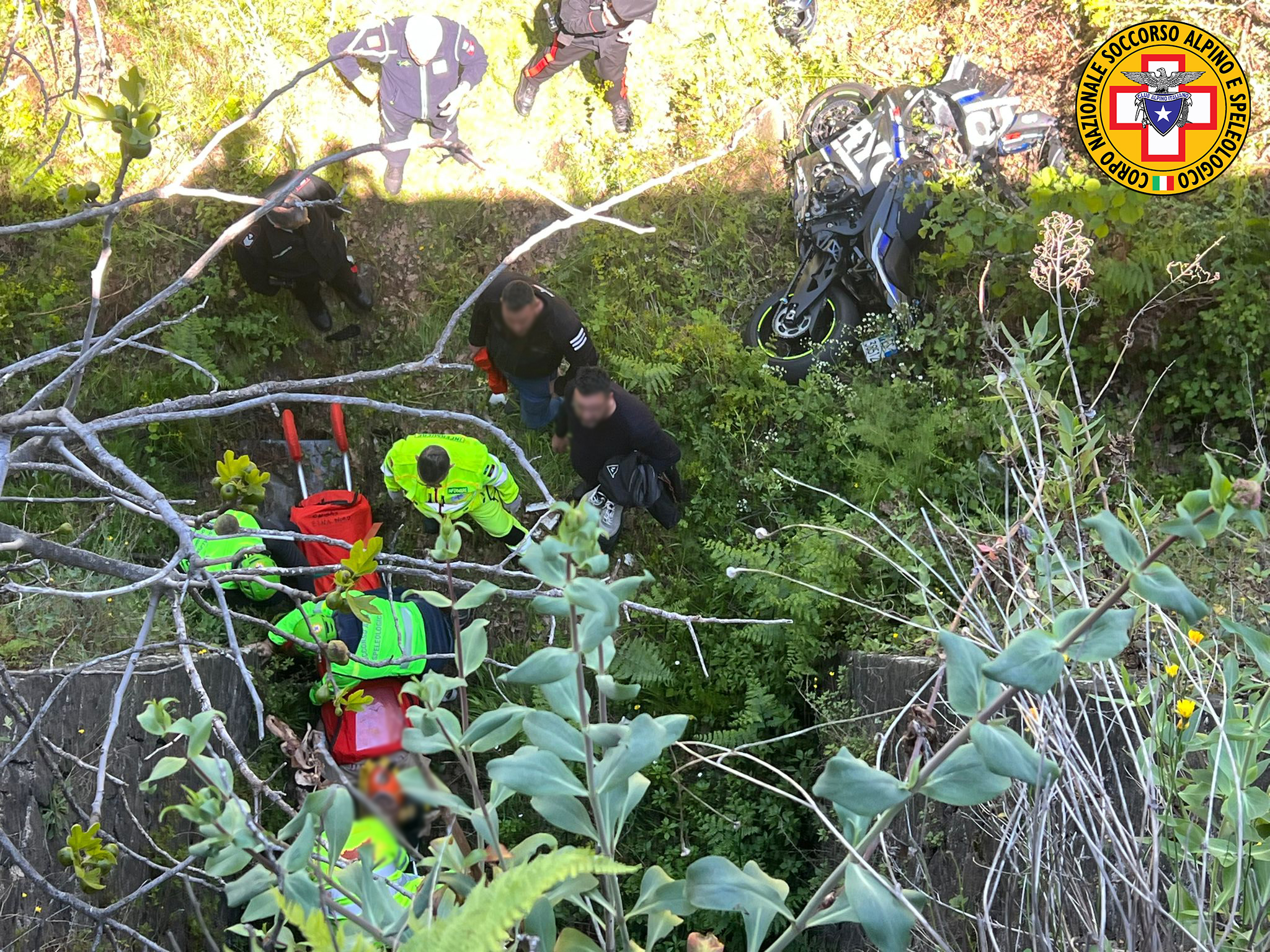 Etna, motociclista cade in un dirupo: intervento dell’elisoccorso