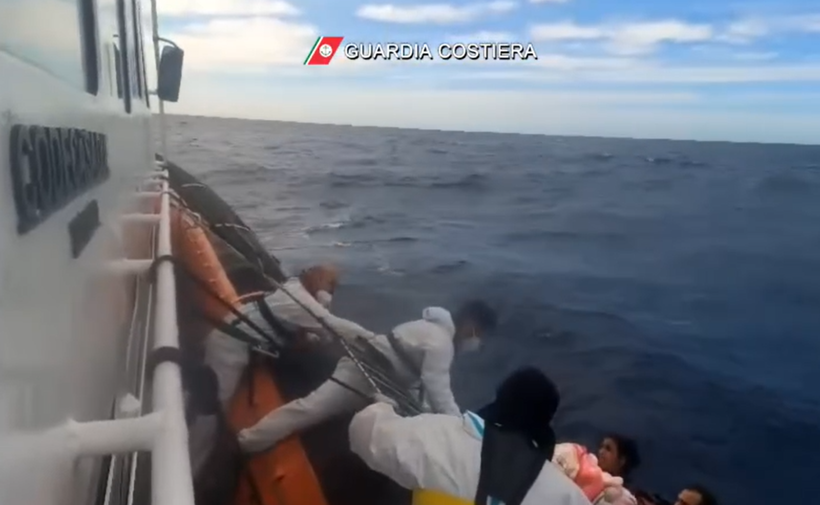 Barca in difficoltà nelle acque di Pantelleria: salvata una famiglia