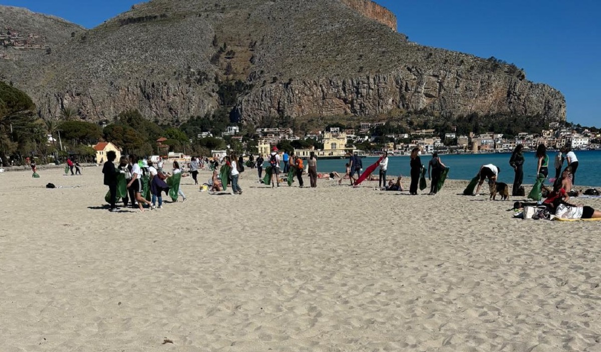 Volontari in azione a Mondello per liberare la spiaggia dai rifiuti