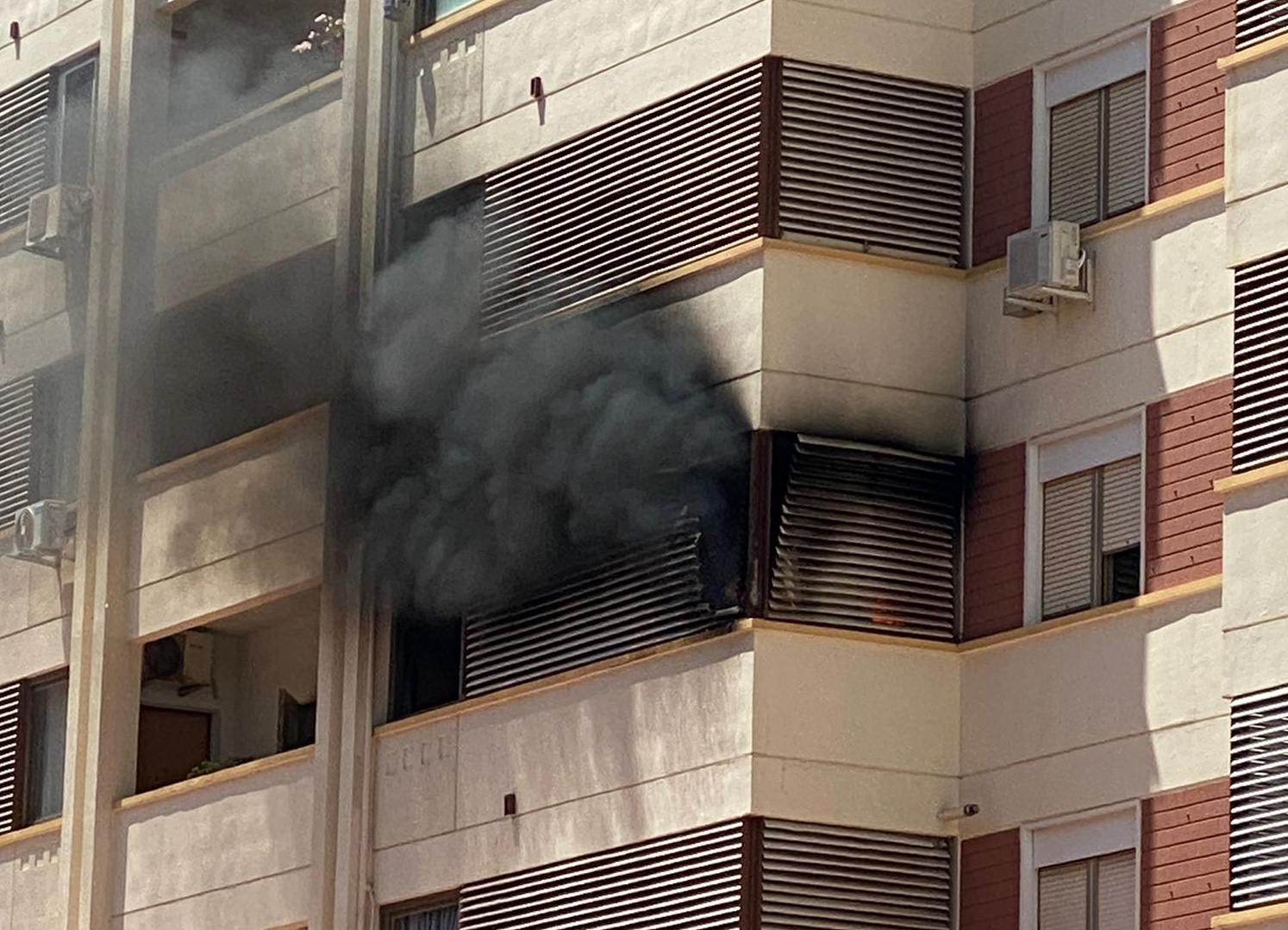 Palermo, incendio in piazzale del Fante: a fuoco un appartamento FOTO