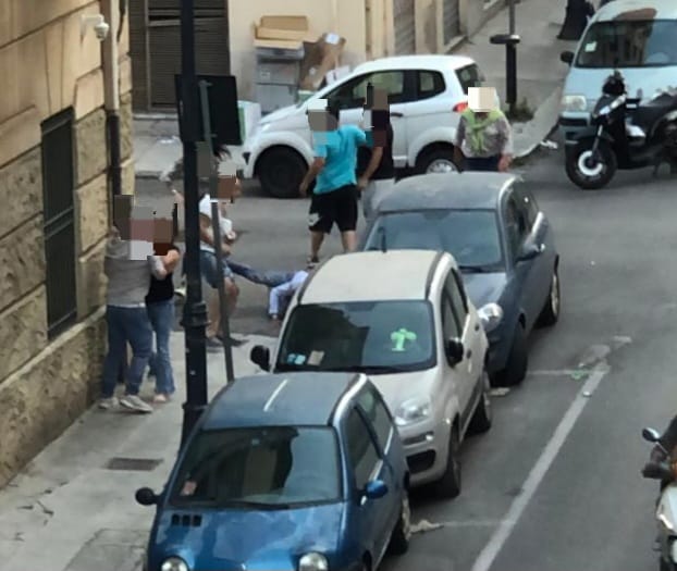 Palermo, maxi-rissa in centro. Arrivano i carabinieri: un ferito