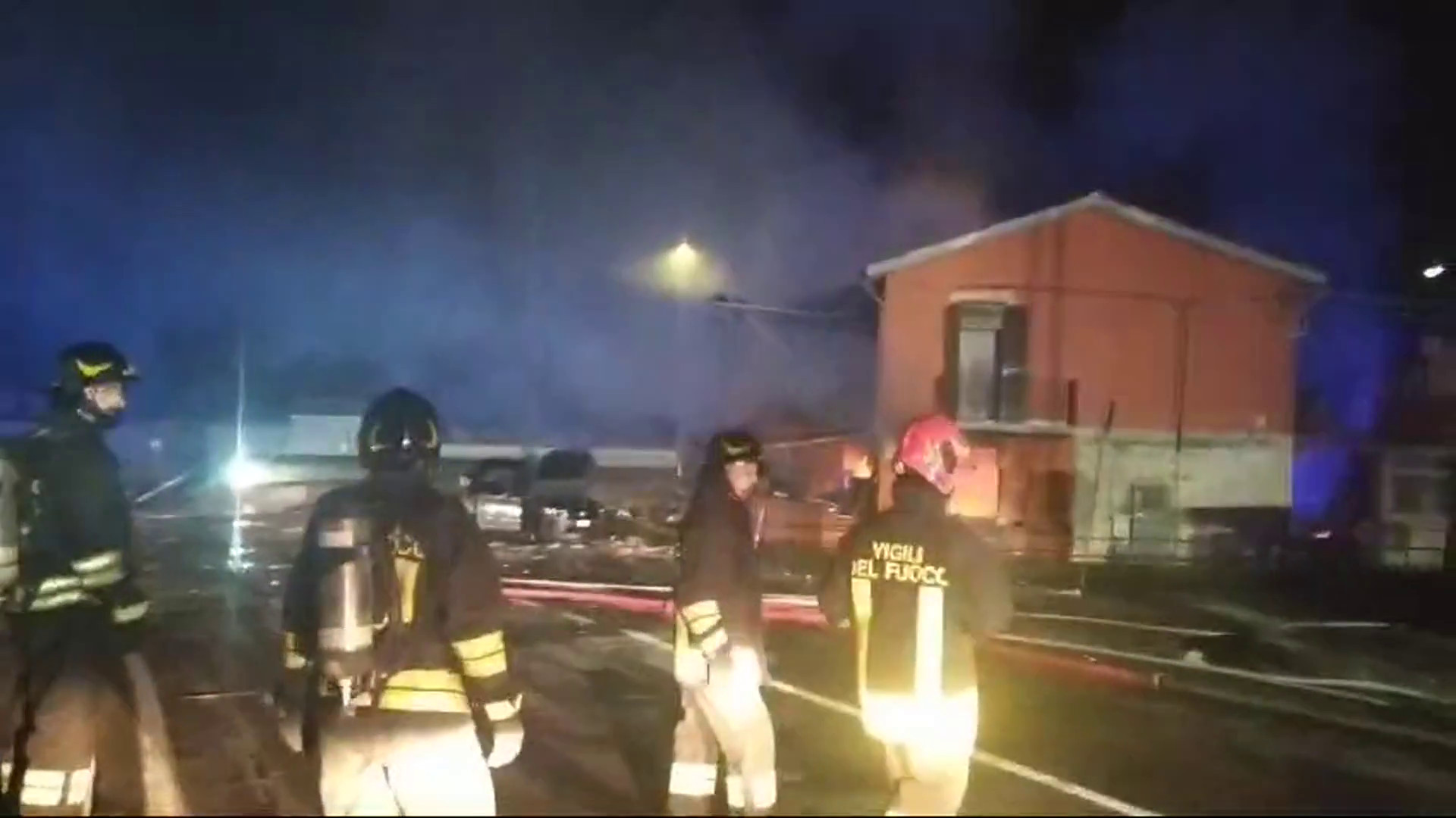 Esplosione per una fuga di gas a Catania, vigili del fuoco al lavoro