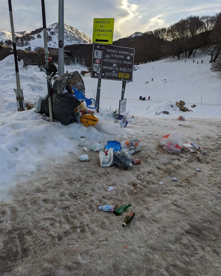 Piano Battaglia, scritte e immondizia sulla neve: l’indignazione sui social