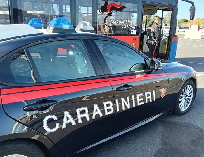 Prova una rapina e poi la fuga in autobus: bloccato dai carabinieri