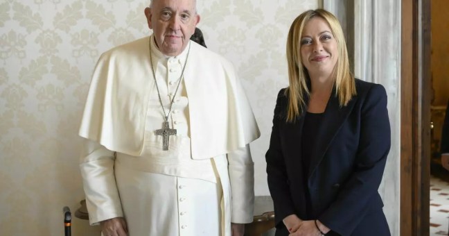 Papa, lieve miglioramento degli indici infiammatori. La visita di Meloni “L’ho visto vigile e reattivo”
