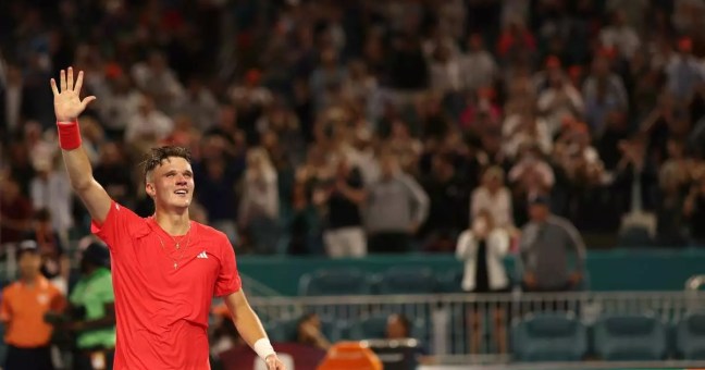 Dopo la pioggia lo tsunami, Mensik piega Djokovic e trionfa a Miami
