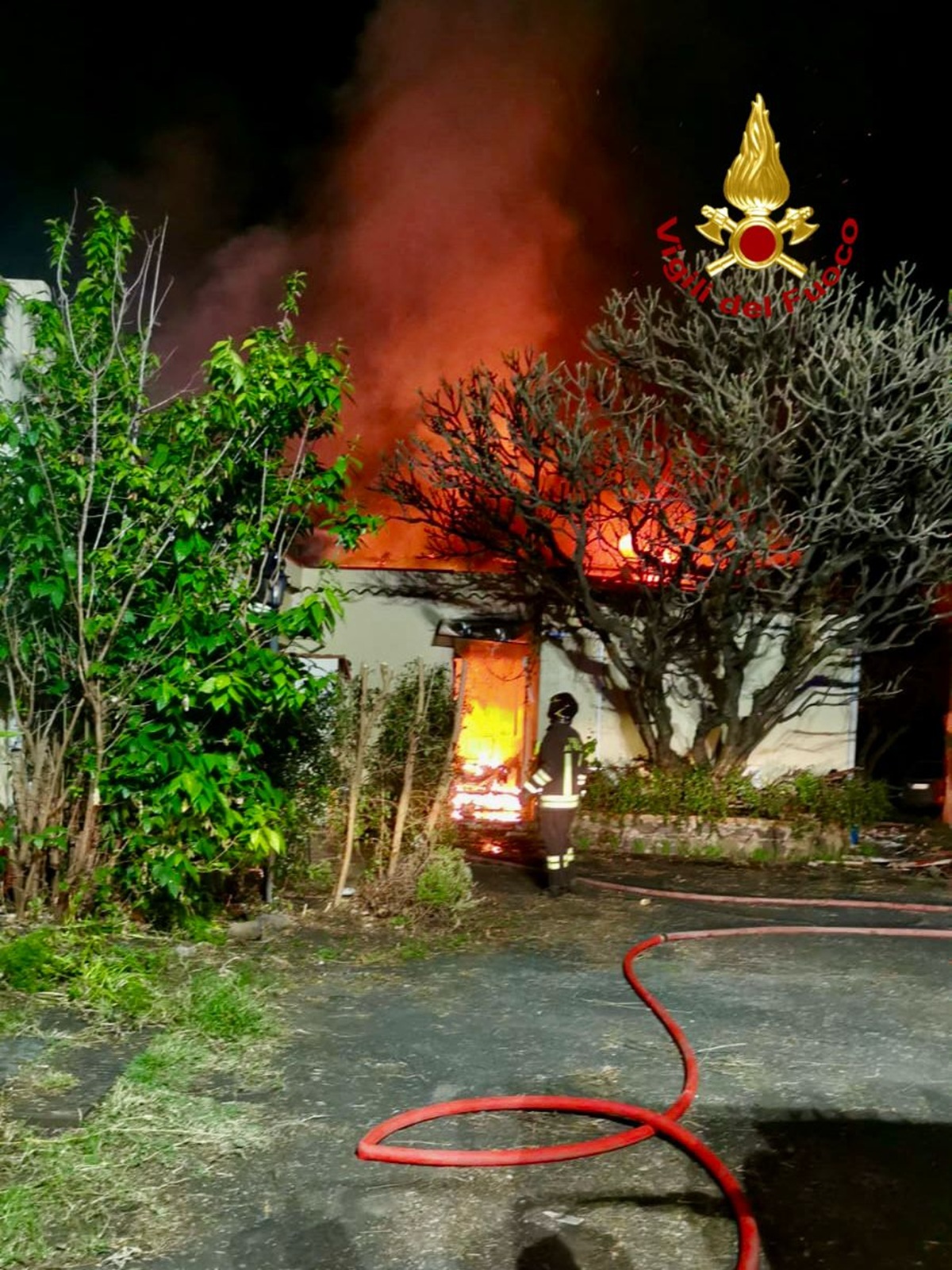 Incendio a Carrubba di Riposto, intervengono i Vigili del Fuoco