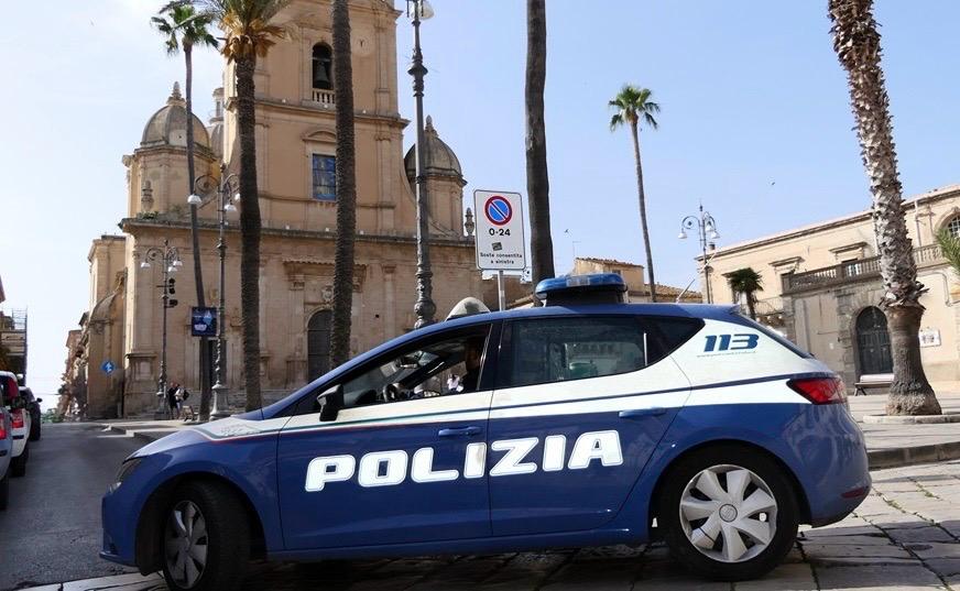 Graffi alla carrozzeria, poi appicca il fuoco a un’auto: arrestato