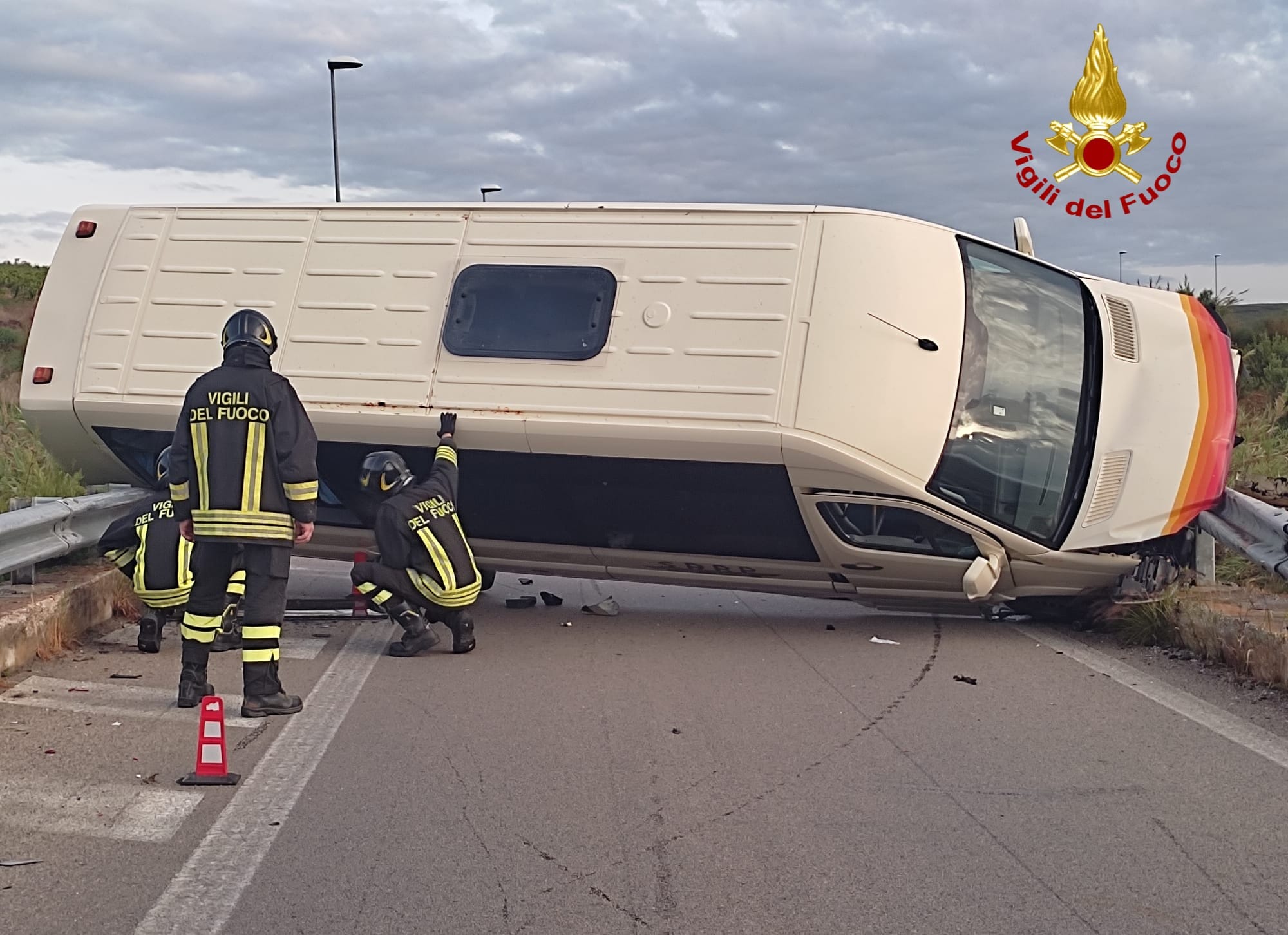 Incidente sulla Palermo-Mazara, minibus si ribalta su un fianco