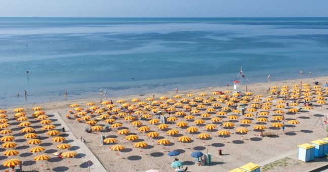 scava buca spiaggia e muore