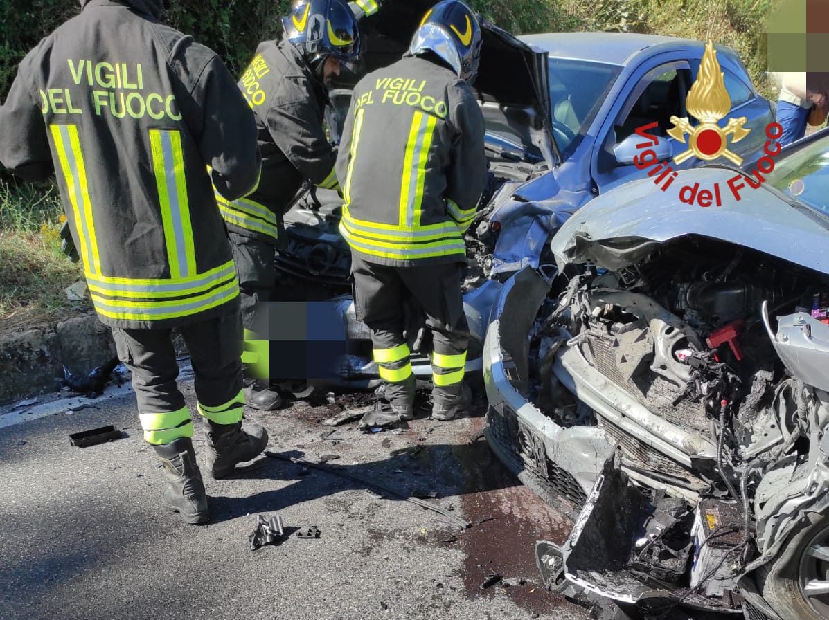 Scontro fra tre auto nell'Ennese, feriti estratti dalle lamiere