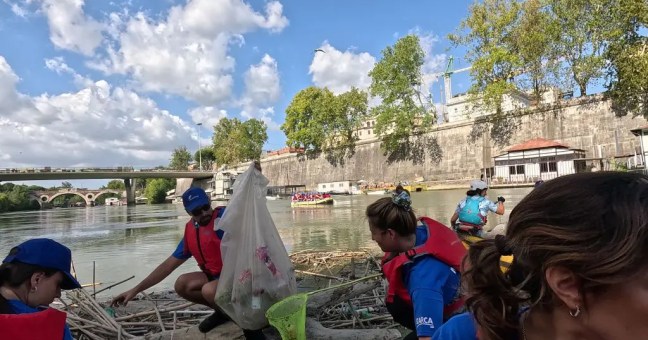 “Arca Blue Leaders”, rimossi 100 kg di rifiuti galleggianti sul Tevere