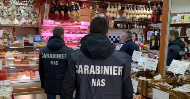 Nas Napoli sequestrano nei supermercati 21 tonnellate di alimenti