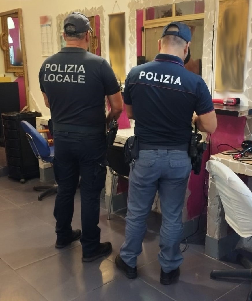 Controlli in un negozio di parrucchiera a Librino (Catania)