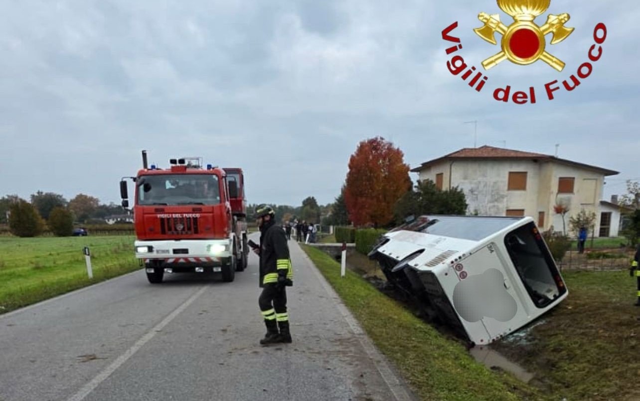 Scontro tra bus studenti e auto, un morto nel Trevigiano