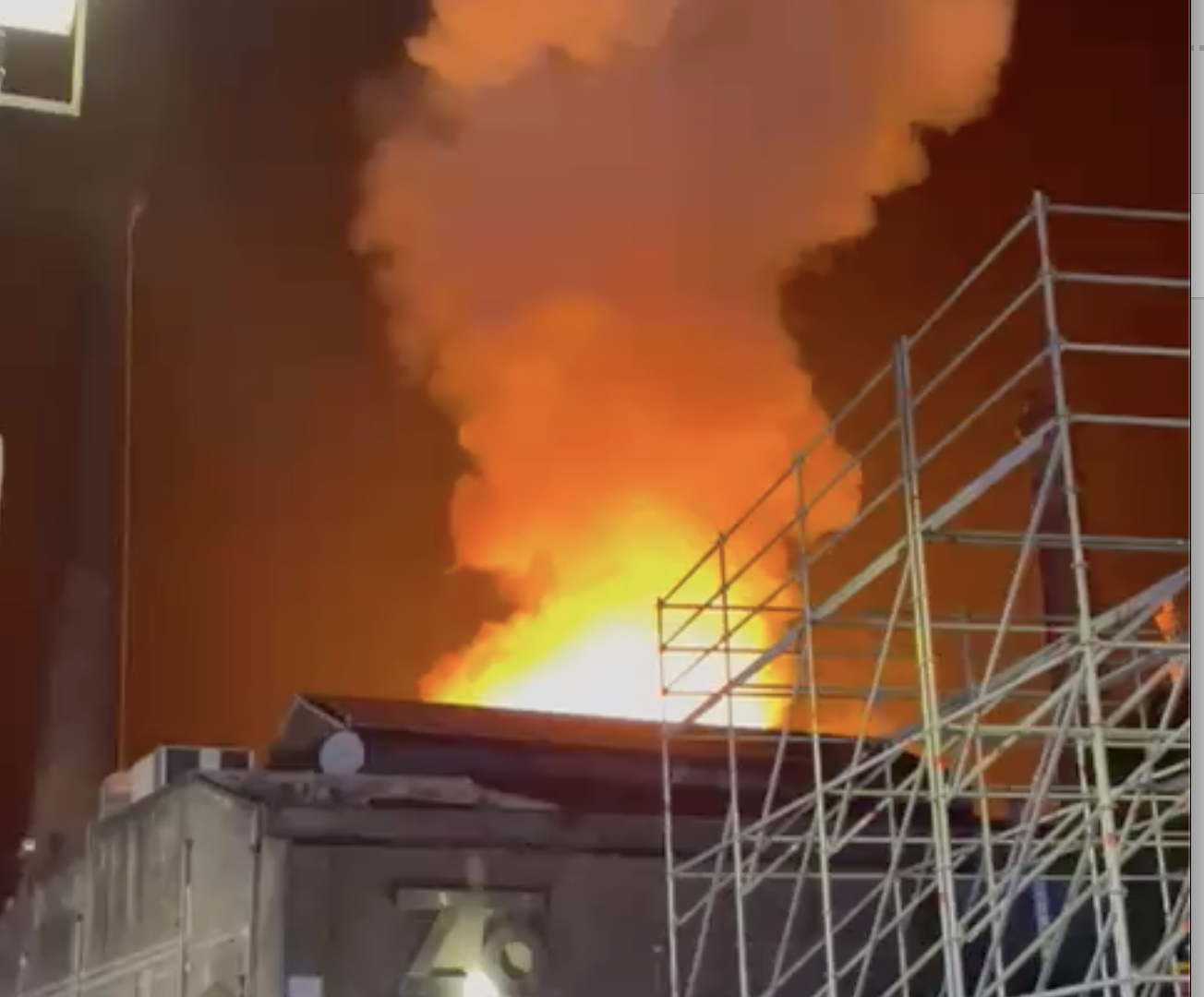 Catania, incendio nel teatro del centro fieristico le Ciminiere VIDEO