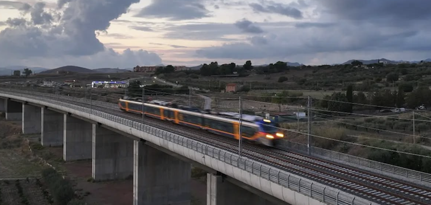 https://livesicilia.it/wp-content/uploads/2025/11/Treno.png