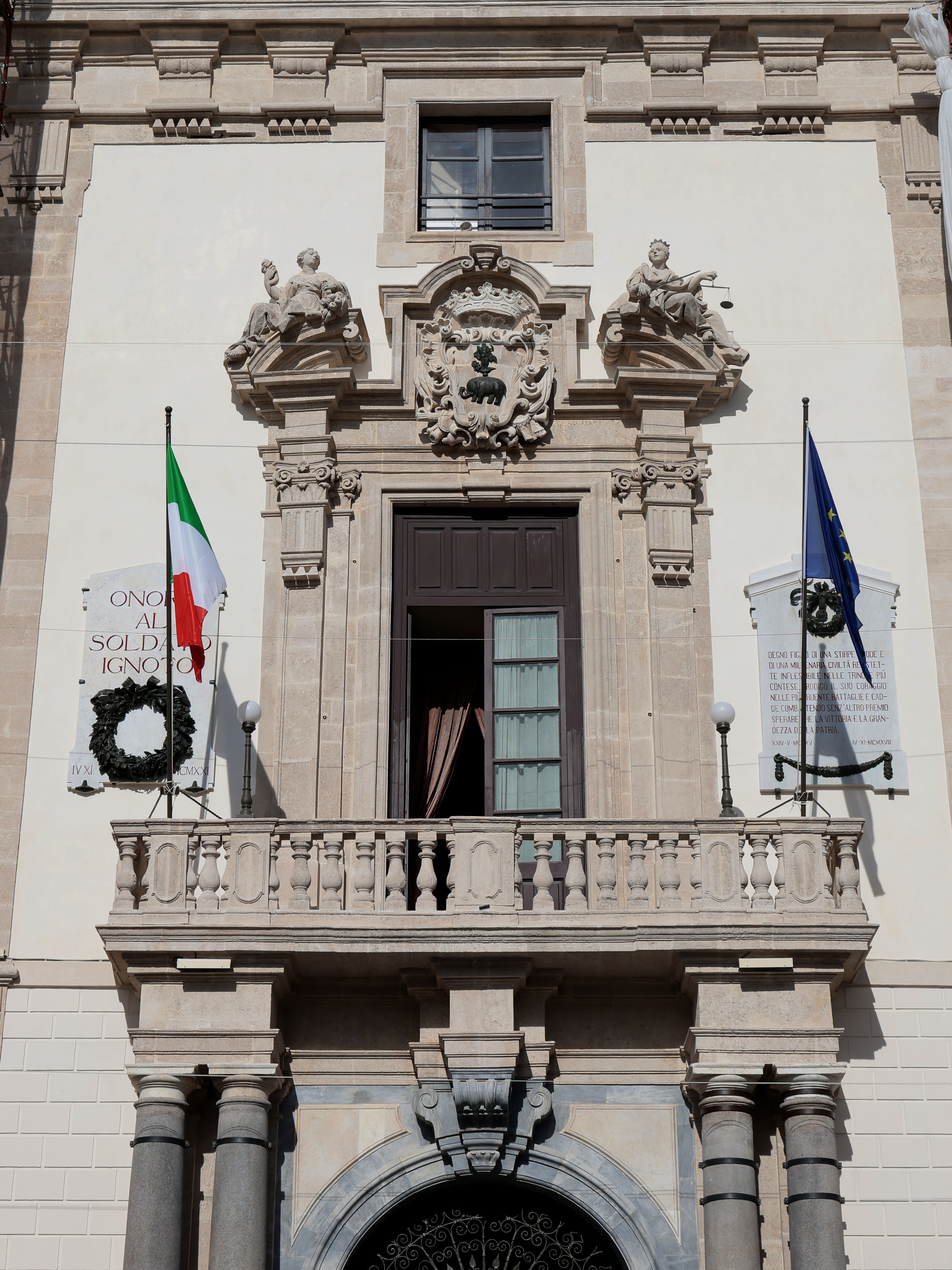 https://livesicilia.it/wp-content/uploads/2025/12/palazzo-degli-elefanti-3-1.jpg?w=3728