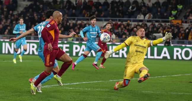 La Roma piega il Cagliari: doppietta di Malen e Juve agganciata