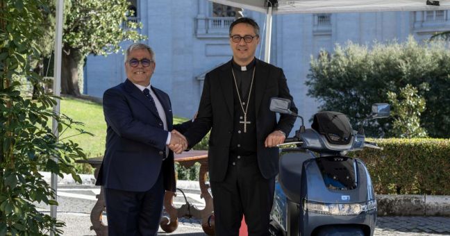 Due scooter elettrici TVS iQube S a Governatorato di Stato di Città del Vaticano