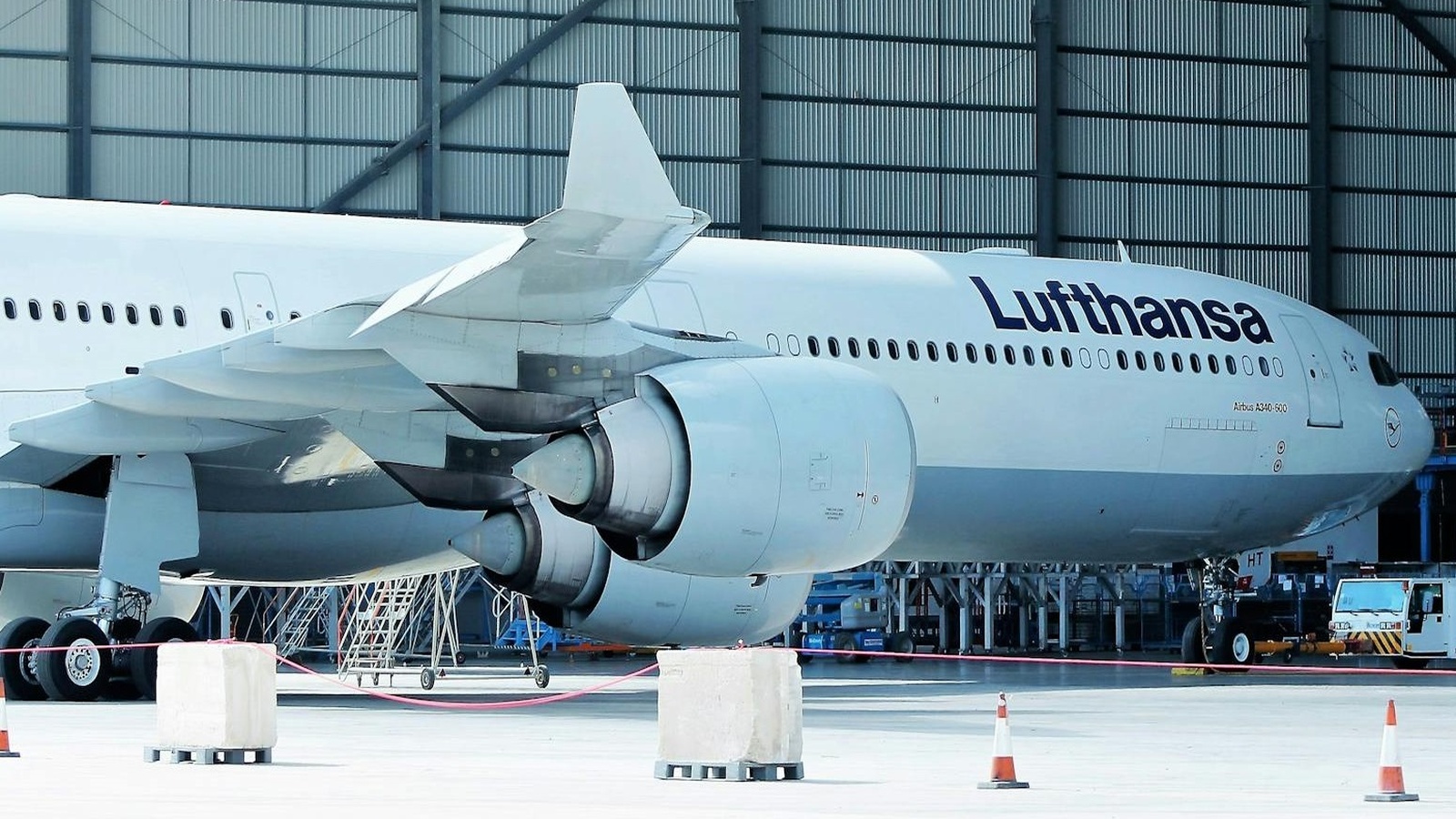 Passeggeri dormono in aereo