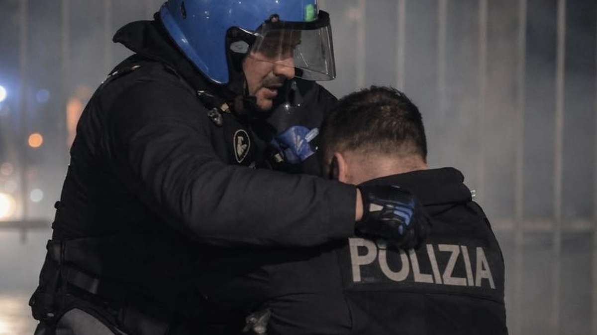 Poliziotto aggredito