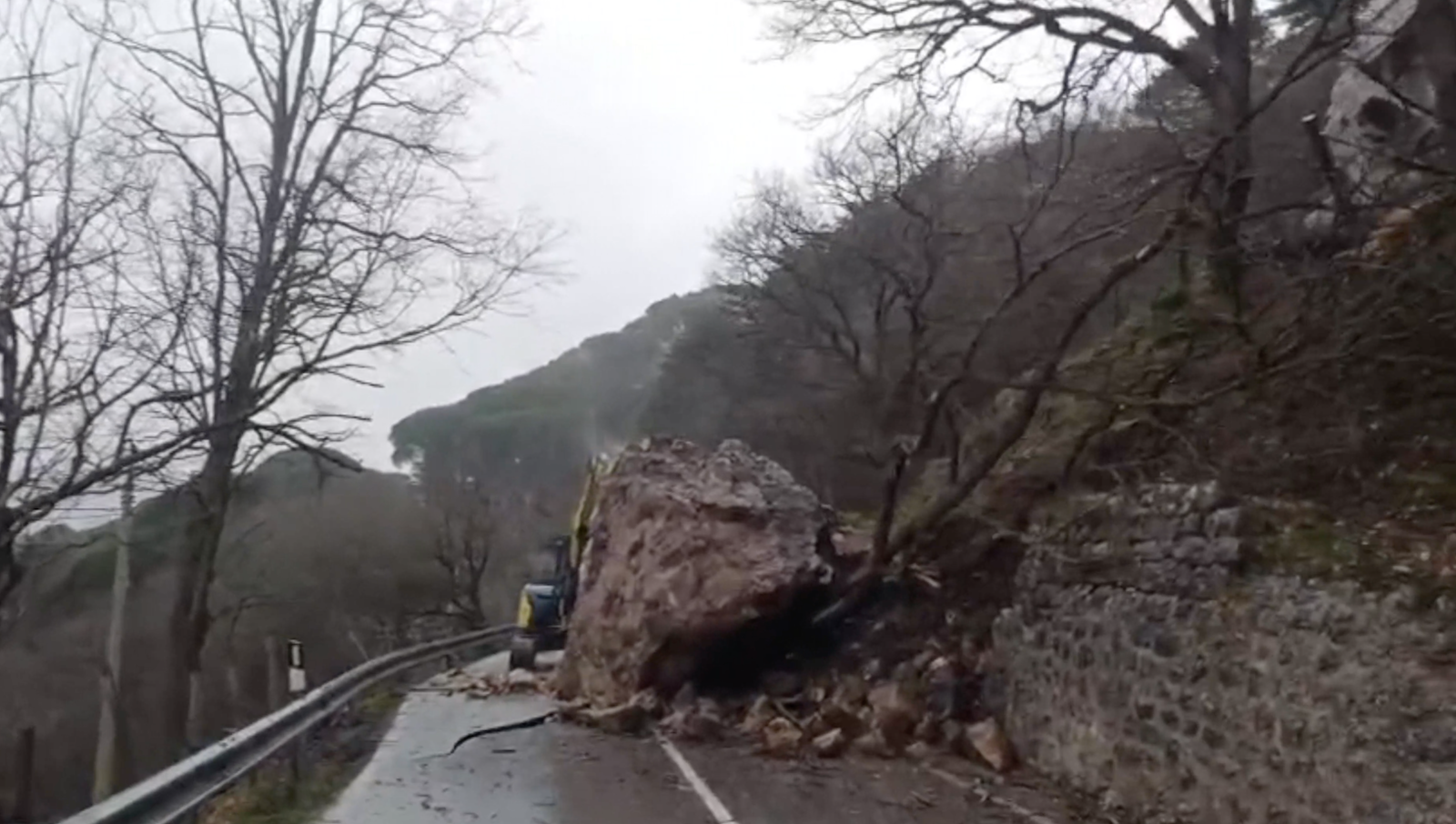Masso crolla sull’asfalto, chiusa la statale 185 VIDEO
