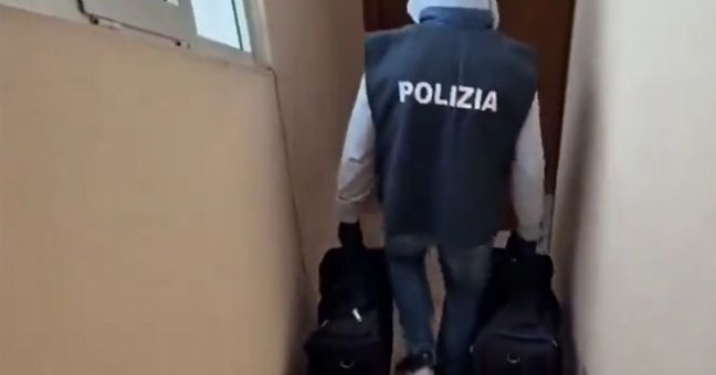 Nascondeva 65 kg droga in casa, 35enne romana tradita da passeggiate con il cane