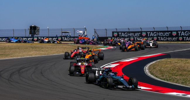 Russell vince la sprint race in Cina davanti a Leclerc e Hamilton