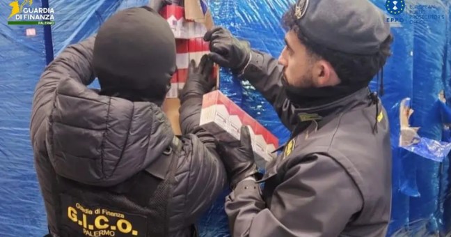 Scoperta fabbrica clandestina di sigarette, sequestri tra Sicilia e Veneto