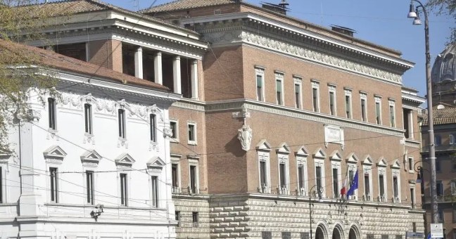 Borsa sospetta con foulard con falce e martello davanti a Ministero Giustizia