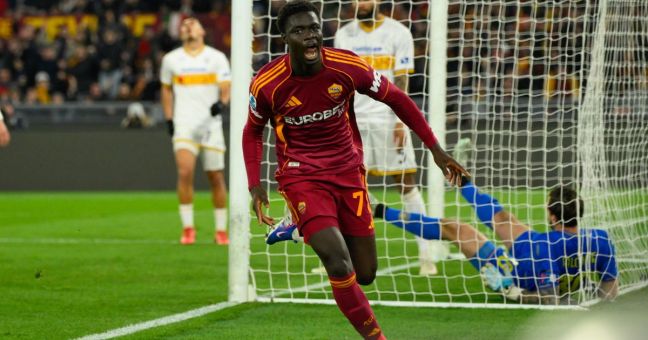 Una rete di Vaz piega il Lecce, la Roma vince 1-0 e aggancia la Juve