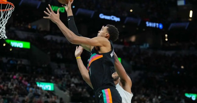Ottava vittoria di fila degli Spurs, Bucks fuori dalla post-season