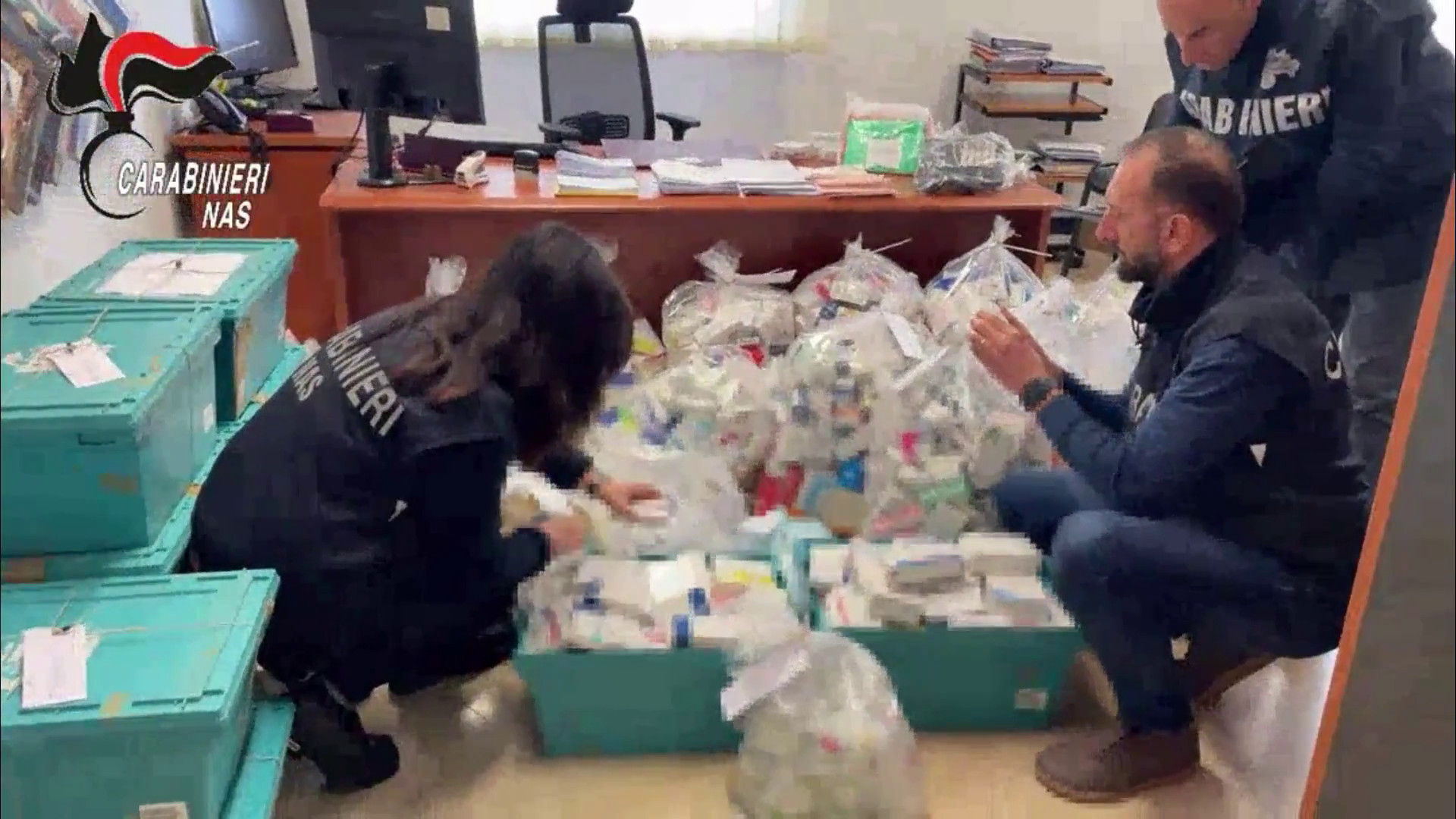 Scoperta farmacia abusiva in casa a Foggia, sequestro di medicinali e 2 indagati