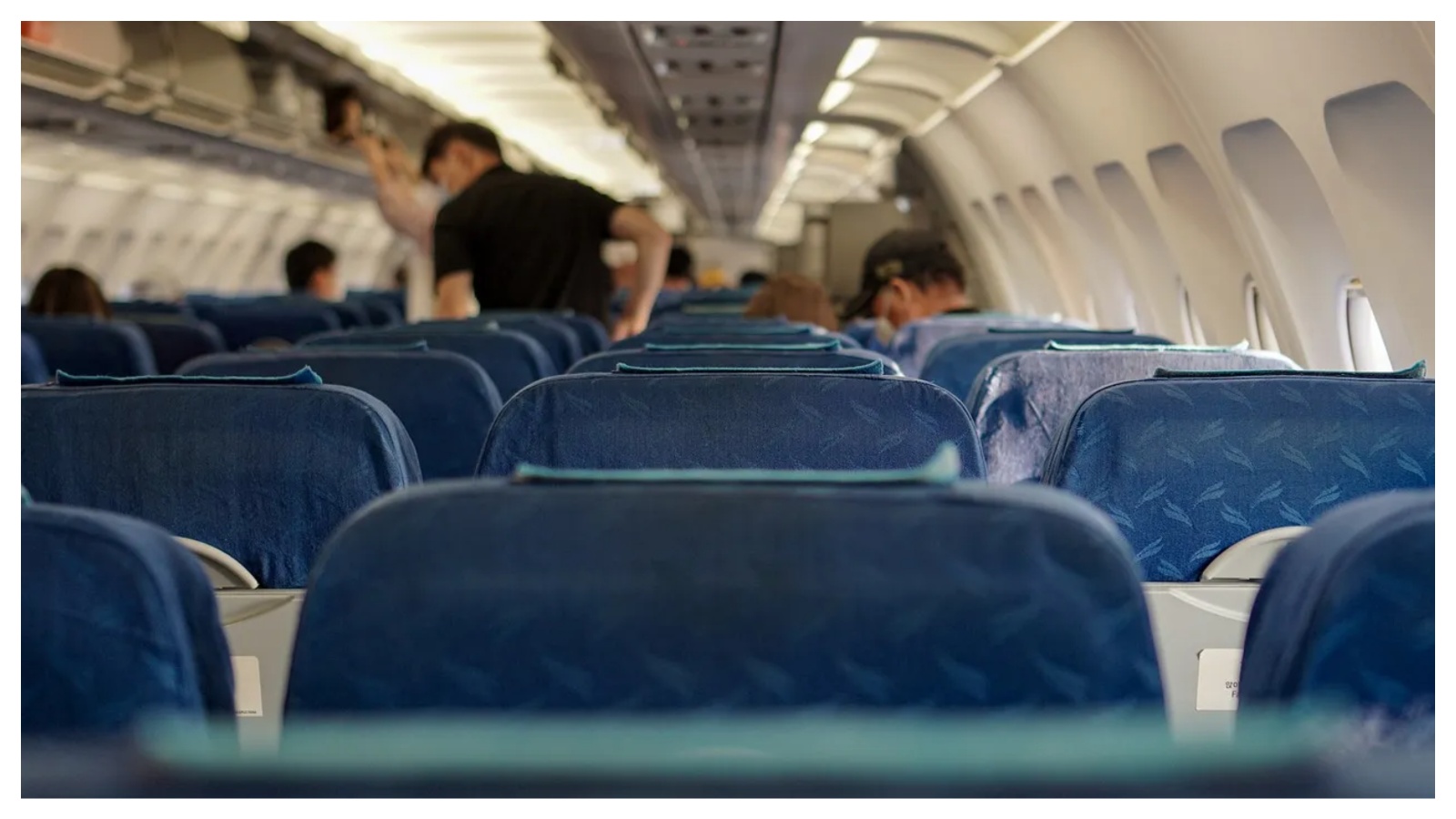 Muore un’ora dopo il decollo, l’aereo prosegue il viaggio per quasi 13 ore