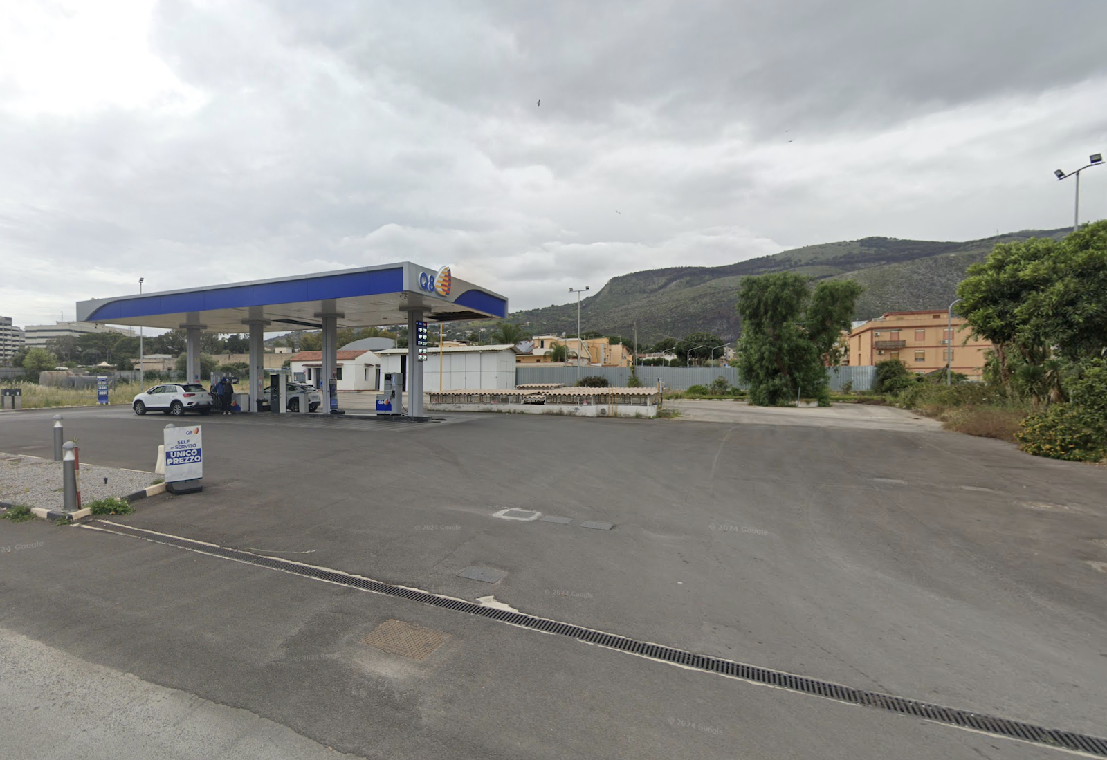 Palermo, data alle fiamme un’auto in un distributore di carburanti