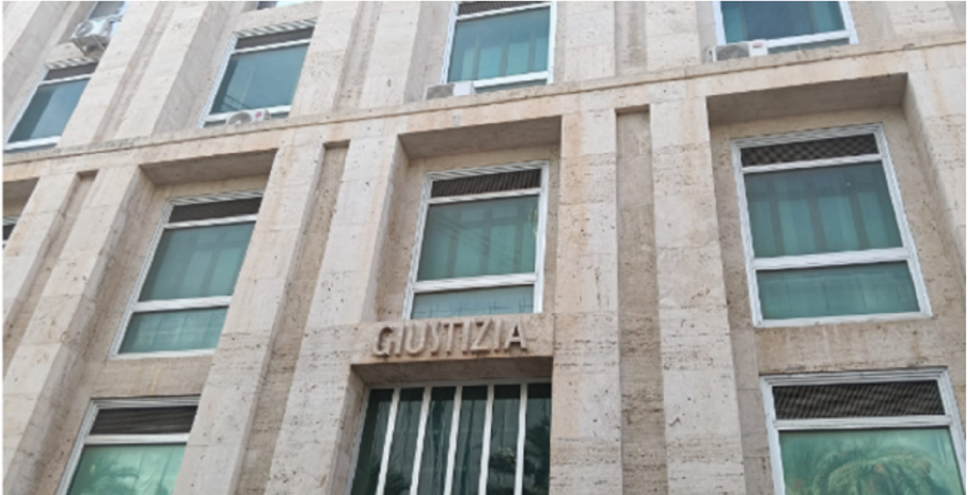 Costretto a vivere in un gazebo senza acqua e cibo: evade ma viene assolto