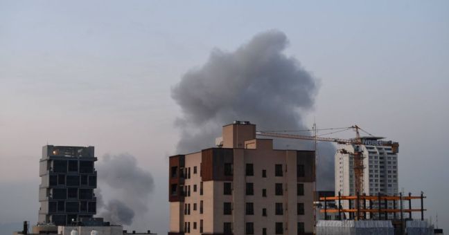 Esplosioni a Teheran e in altre città dell’Iran, risposta missilistica su Tel Aviv