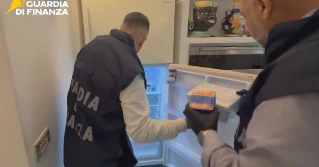 Droga nel frigo e sotto i cuscini, sequestrati 30 kg di stupefacenti nel pontino