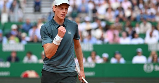 Sinner vola in finale a Montecarlo, battuto Zverev in due set
