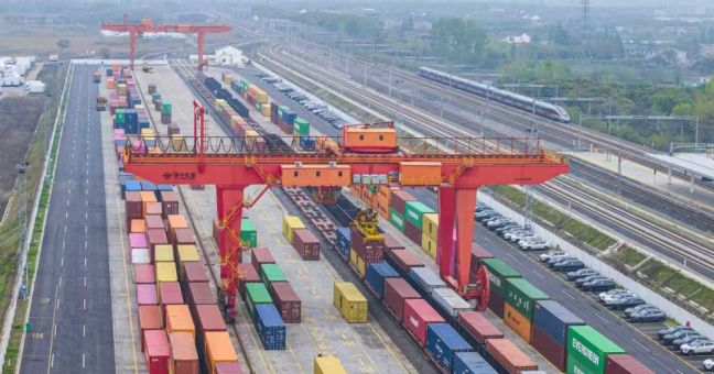 Cina, commercio estero in aumento del 15% nel primo trimestre
