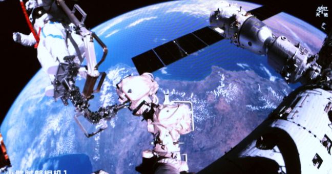 Cina, gli astronauti della Shenzhou-21 impegnati in attività extraveicolari