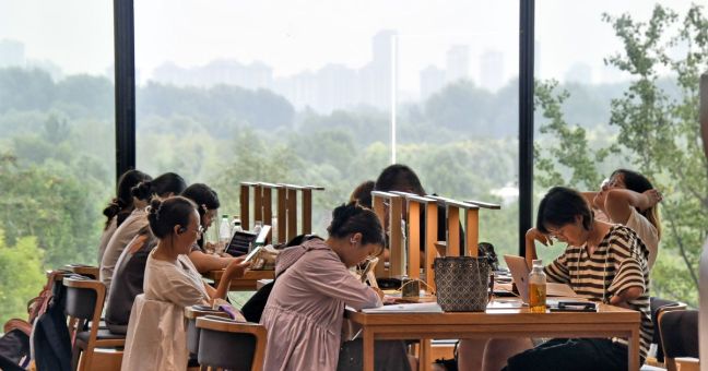 Cina, il tasso di lettura in aumento grazie alla crescita del formato digitale
